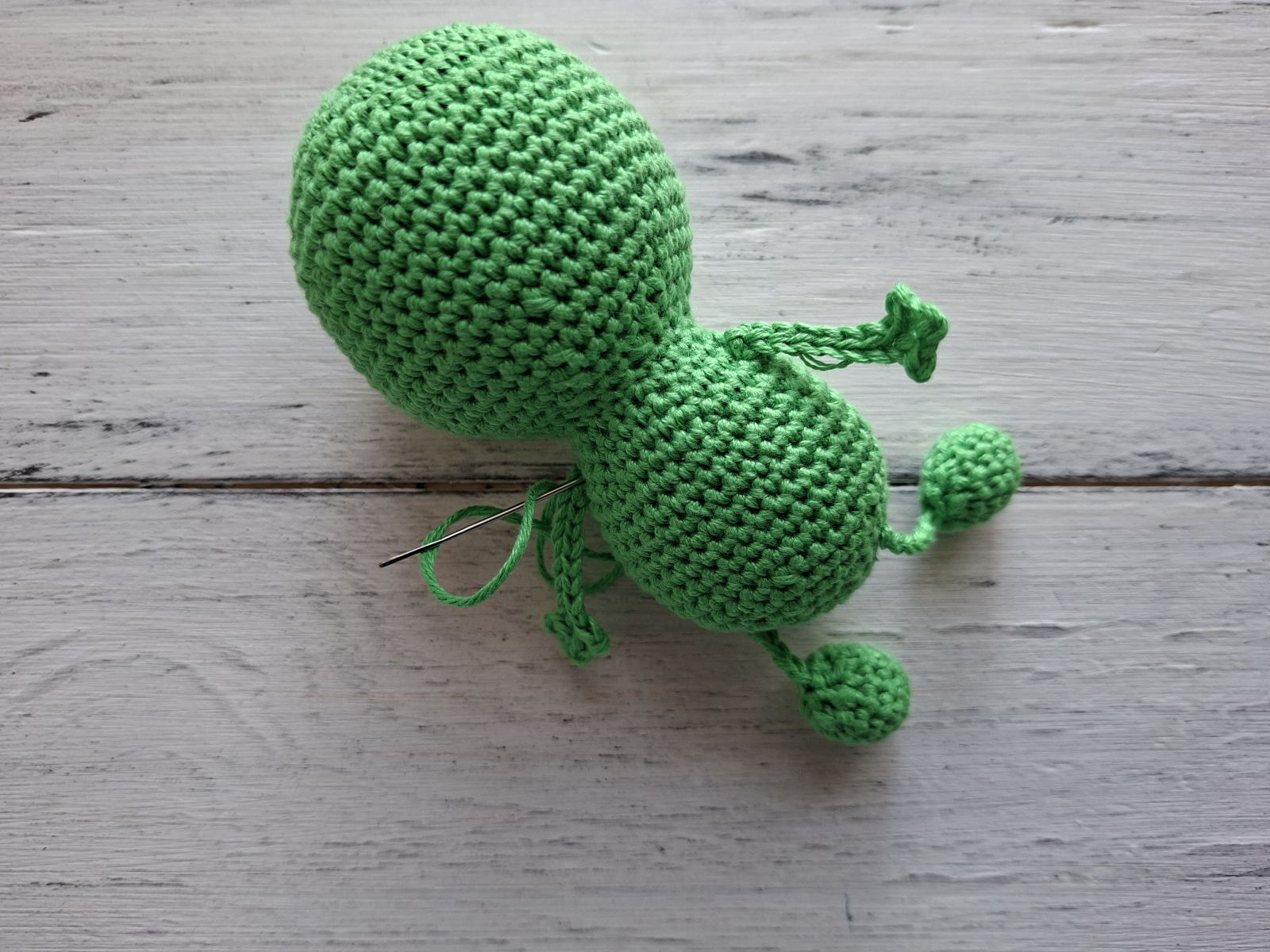 Blog-Inhaltsbild für 'Frosch mit Beuteltasche häkeln. Kostenlose Häkelanleitung'