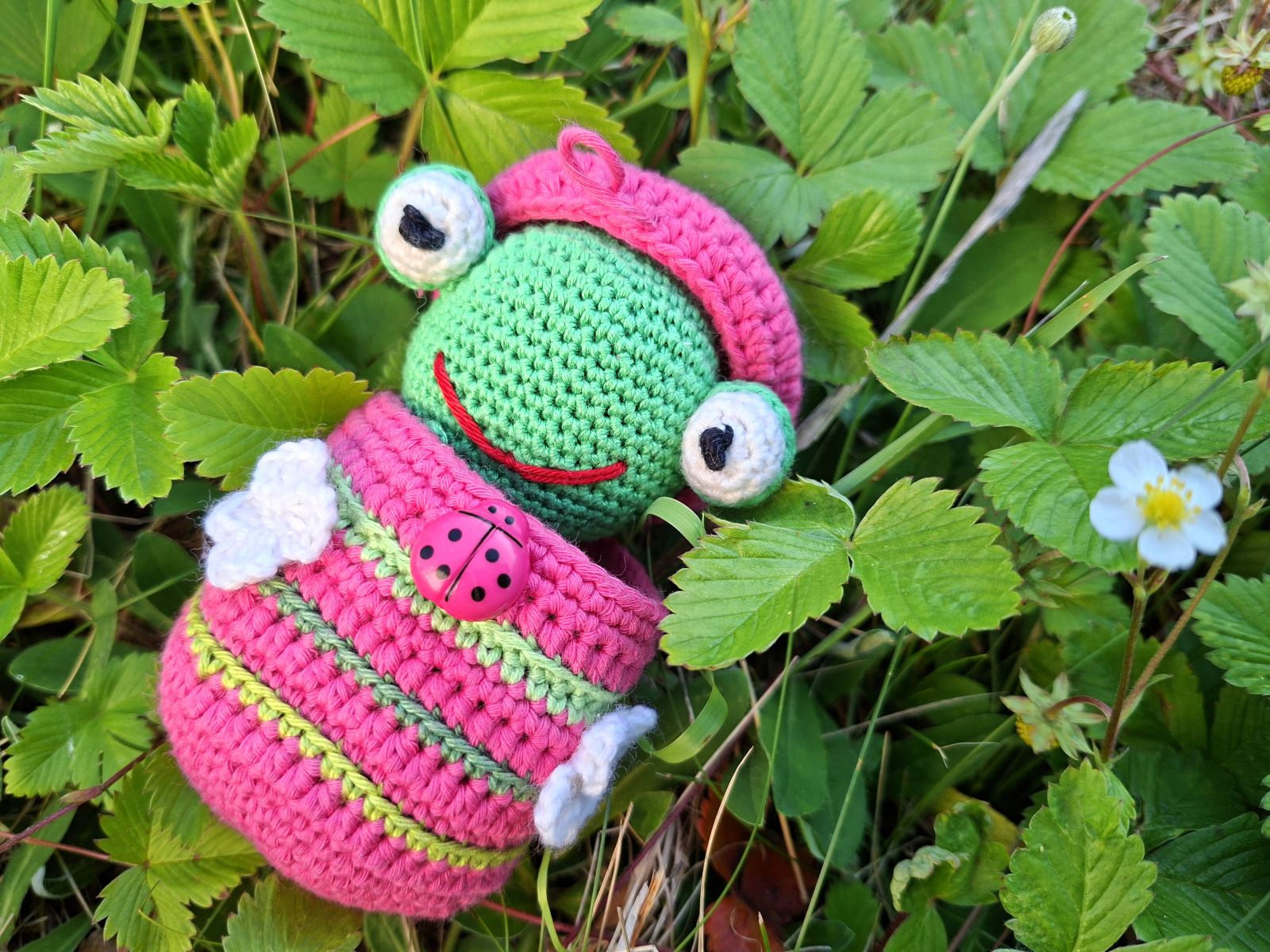 Blog-Inhaltsbild für 'Puppentasche häkeln. Kostenlose Anleitung für Erdbeertasche.'