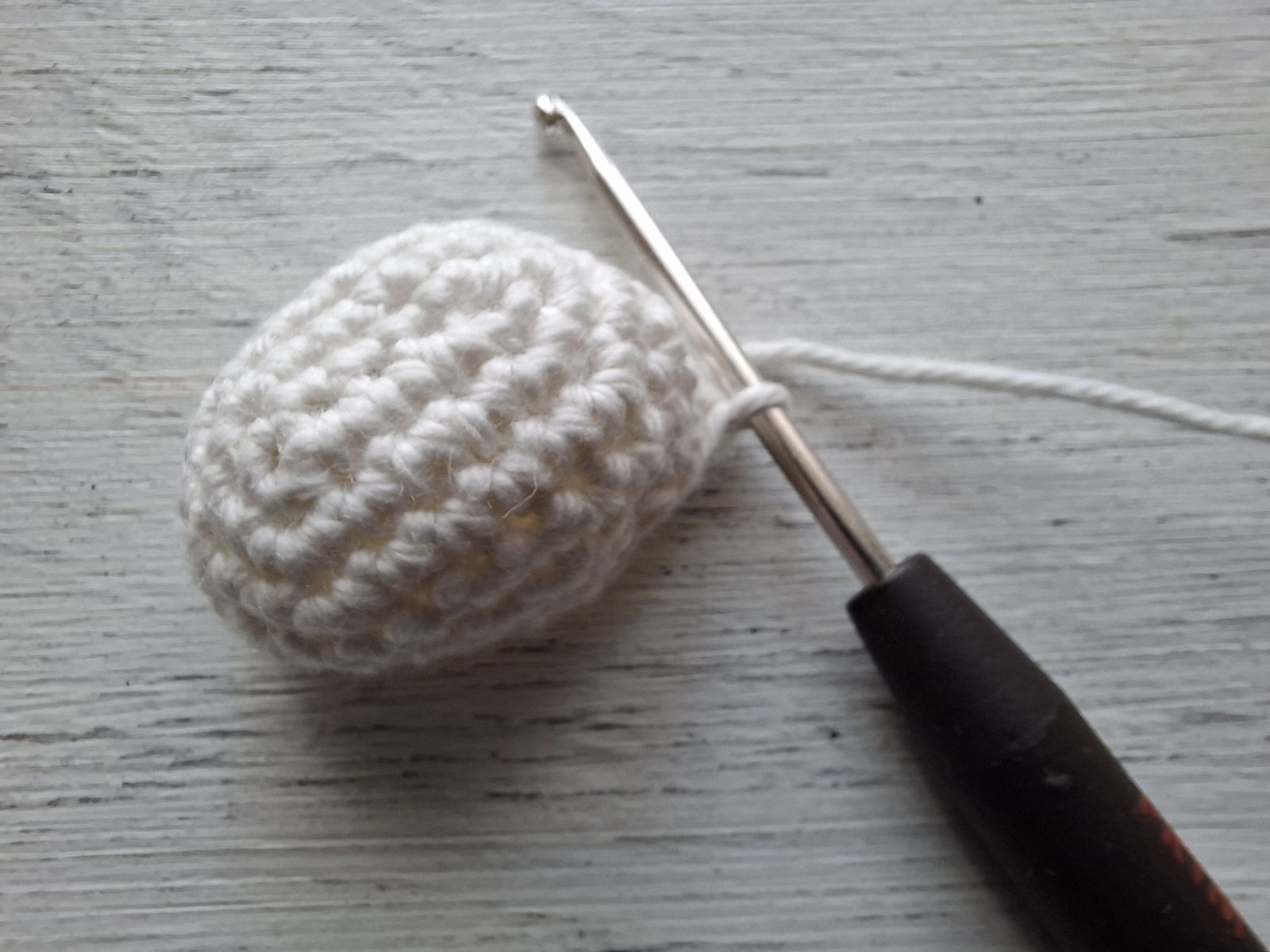 Blog-Inhaltsbild für 'Frosch mit Beuteltasche häkeln. Kostenlose Häkelanleitung'