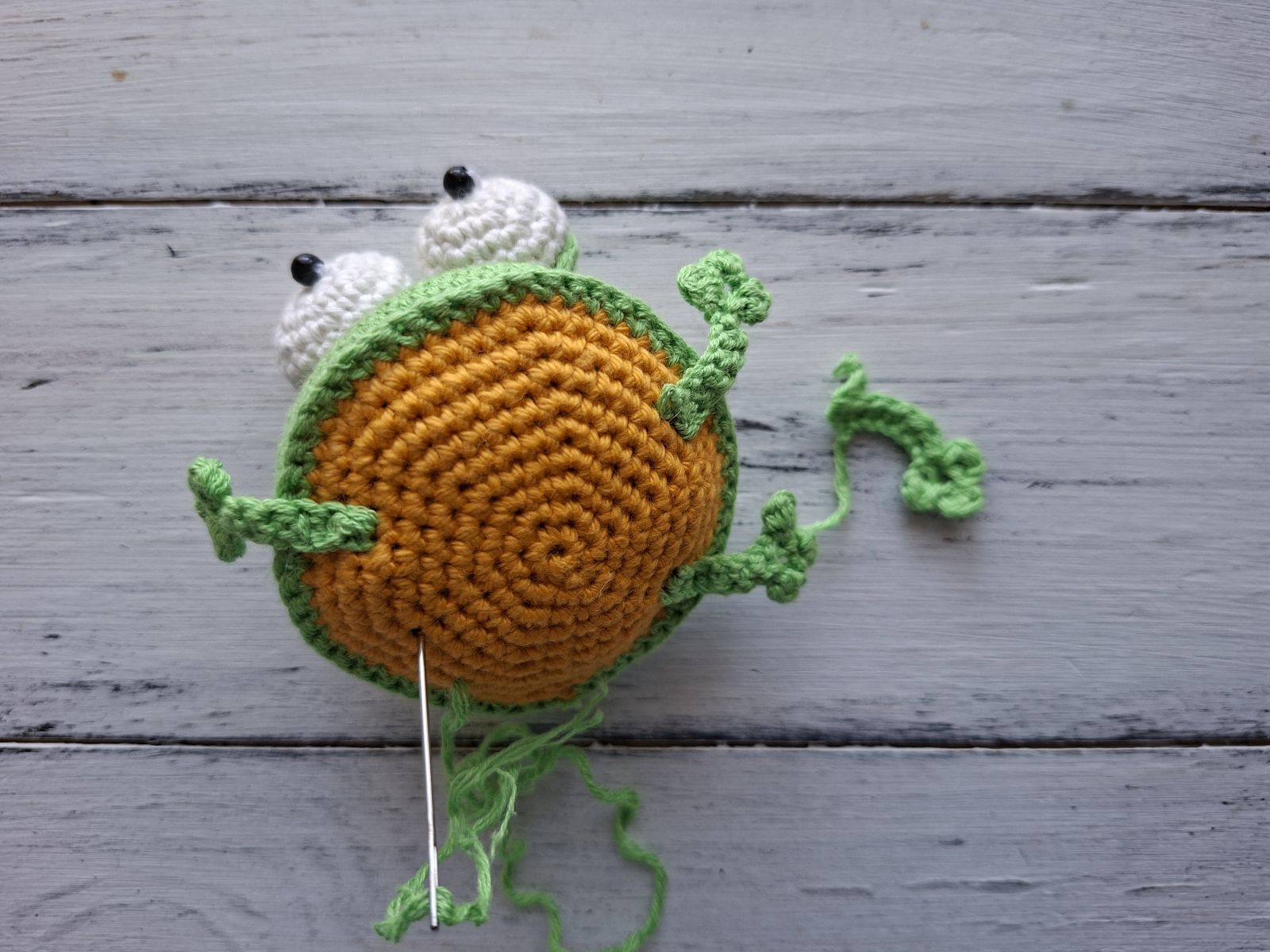 Blog-Inhaltsbild für 'Frosch mit Beuteltasche häkeln. Kostenlose Häkelanleitung'