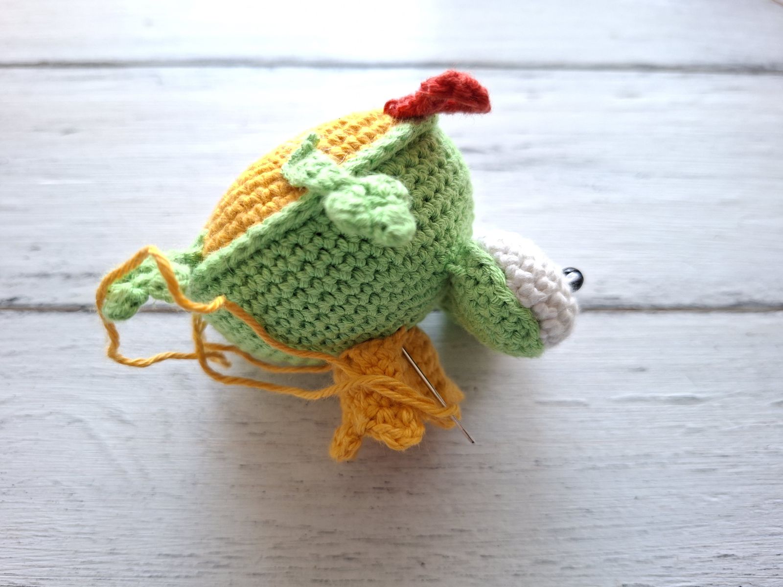 Blog-Inhaltsbild für 'Frosch mit Beuteltasche häkeln. Kostenlose Häkelanleitung'