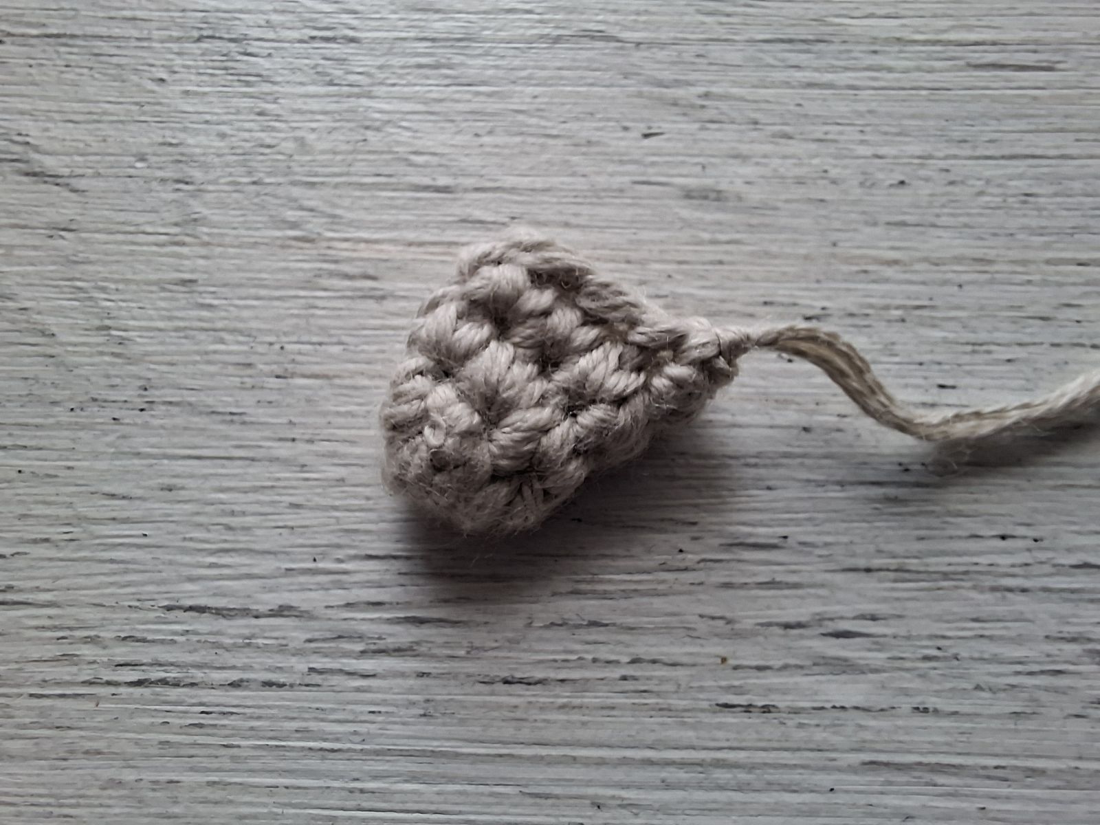 Blog-Inhaltsbild für 'Puppentasche häkeln. Kostenlose Anleitung für Erdbeertasche.'