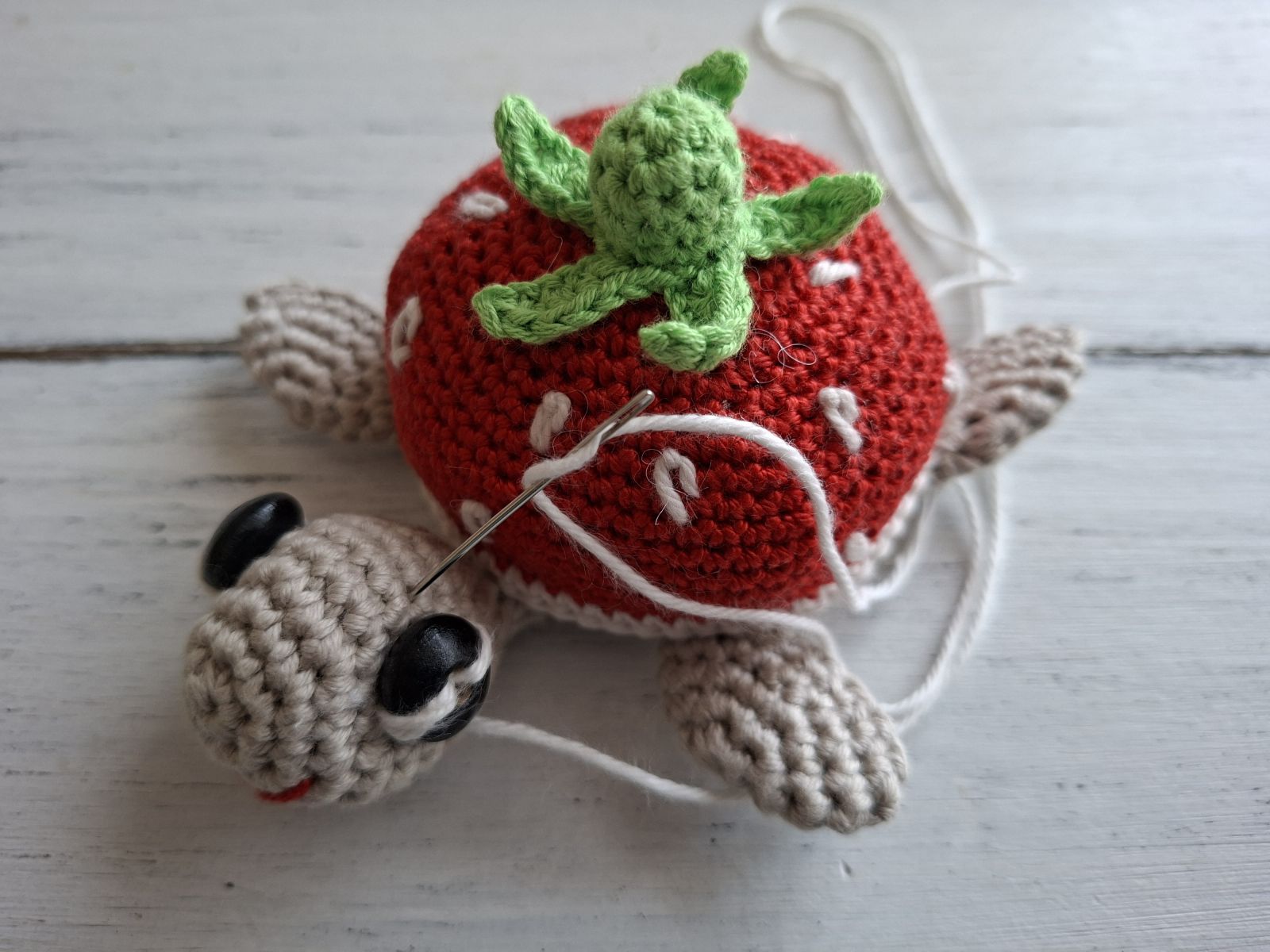 Blog-Inhaltsbild für 'Frosch mit Beuteltasche häkeln. Kostenlose Häkelanleitung'