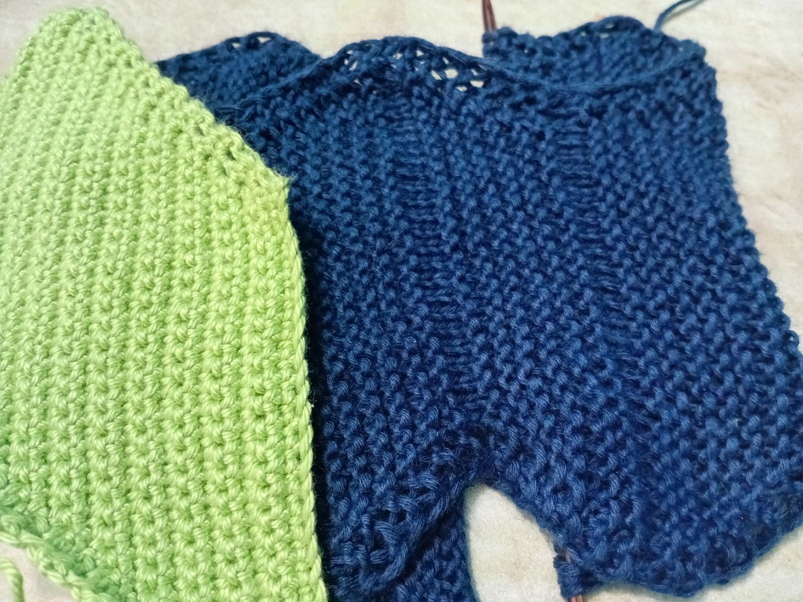 Blog-Inhaltsbild für 'Babymützchen stricken oder häkeln? Welche Handarbeitstechnik eignet sich besser für schützende Kopfbedeckungen für Säuglinge und Kleinkinder?'