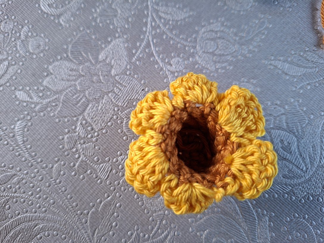 Blog-Inhaltsbild für 'Kostenlose Häkelanleitung für drei zauberhafte Sorgenwürmchen – Sonnenblume, Prinzessin und Candy'