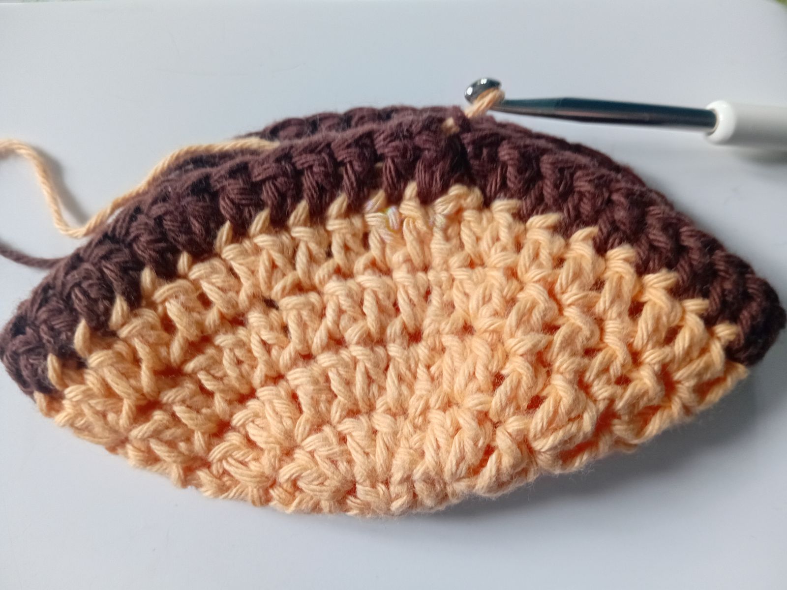 Blog-Inhaltsbild für 'Babymützchen stricken oder häkeln? Welche Handarbeitstechnik eignet sich besser für schützende Kopfbedeckungen für Säuglinge und Kleinkinder?'