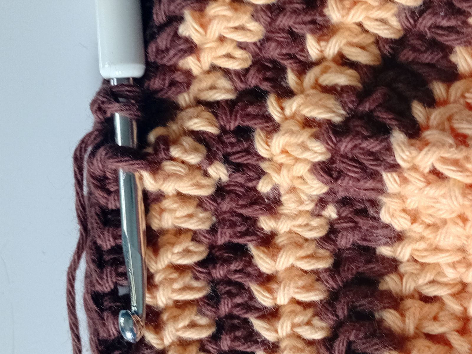 Blog-Inhaltsbild für 'Babymützchen stricken oder häkeln? Welche Handarbeitstechnik eignet sich besser für schützende Kopfbedeckungen für Säuglinge und Kleinkinder?'