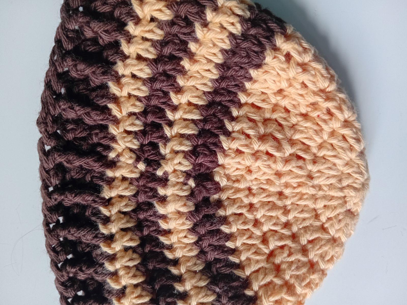 Blog-Inhaltsbild für 'Babymützchen stricken oder häkeln? Welche Handarbeitstechnik eignet sich besser für schützende Kopfbedeckungen für Säuglinge und Kleinkinder?'