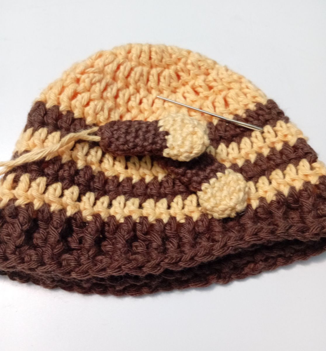 Blog-Inhaltsbild für 'Babymützchen stricken oder häkeln? Welche Handarbeitstechnik eignet sich besser für schützende Kopfbedeckungen für Säuglinge und Kleinkinder?'