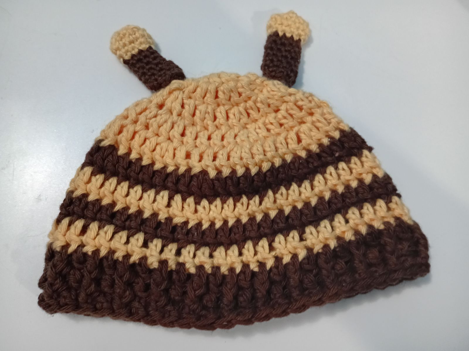 Blog-Inhaltsbild für 'Babymützchen stricken oder häkeln? Welche Handarbeitstechnik eignet sich besser für schützende Kopfbedeckungen für Säuglinge und Kleinkinder?'