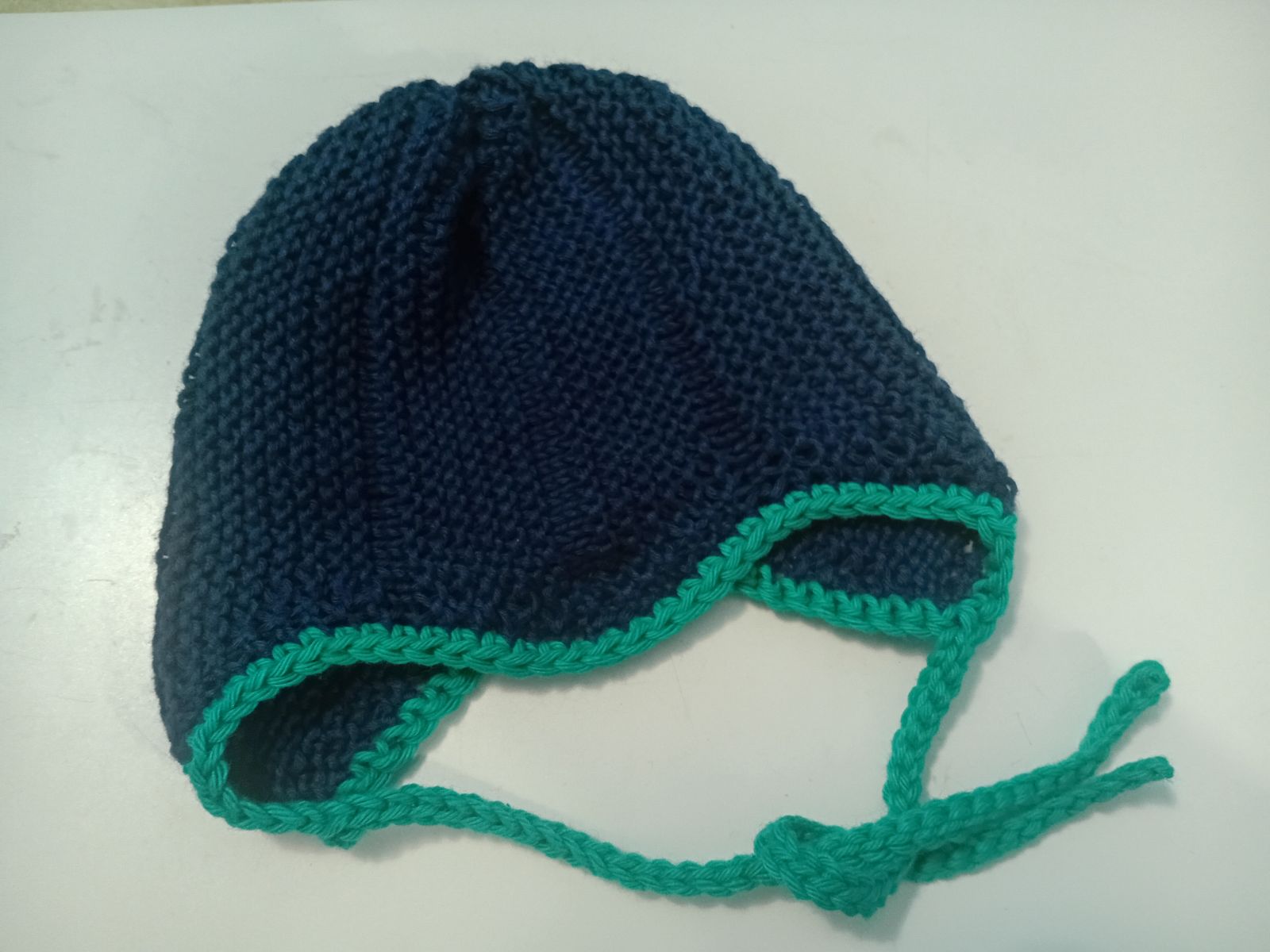 Blog-Inhaltsbild für 'Babymützchen stricken oder häkeln? Welche Handarbeitstechnik eignet sich besser für schützende Kopfbedeckungen für Säuglinge und Kleinkinder?'