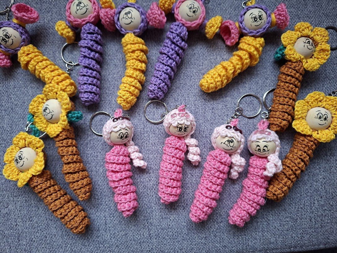 Blog-Inhaltsbild für 'Kostenlose Häkelanleitung für drei zauberhafte Sorgenwürmchen – Sonnenblume, Prinzessin und Candy'