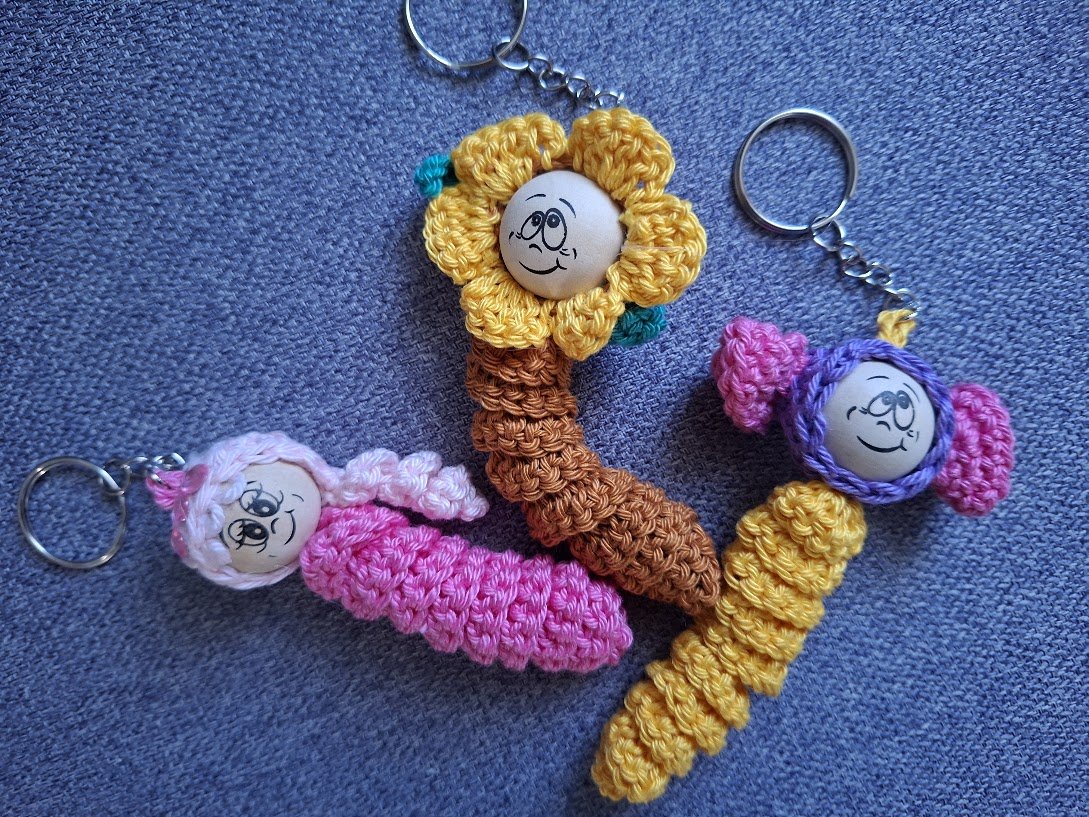 Blog-Inhaltsbild für 'Kostenlose Häkelanleitung für drei zauberhafte Sorgenwürmchen – Sonnenblume, Prinzessin und Candy'