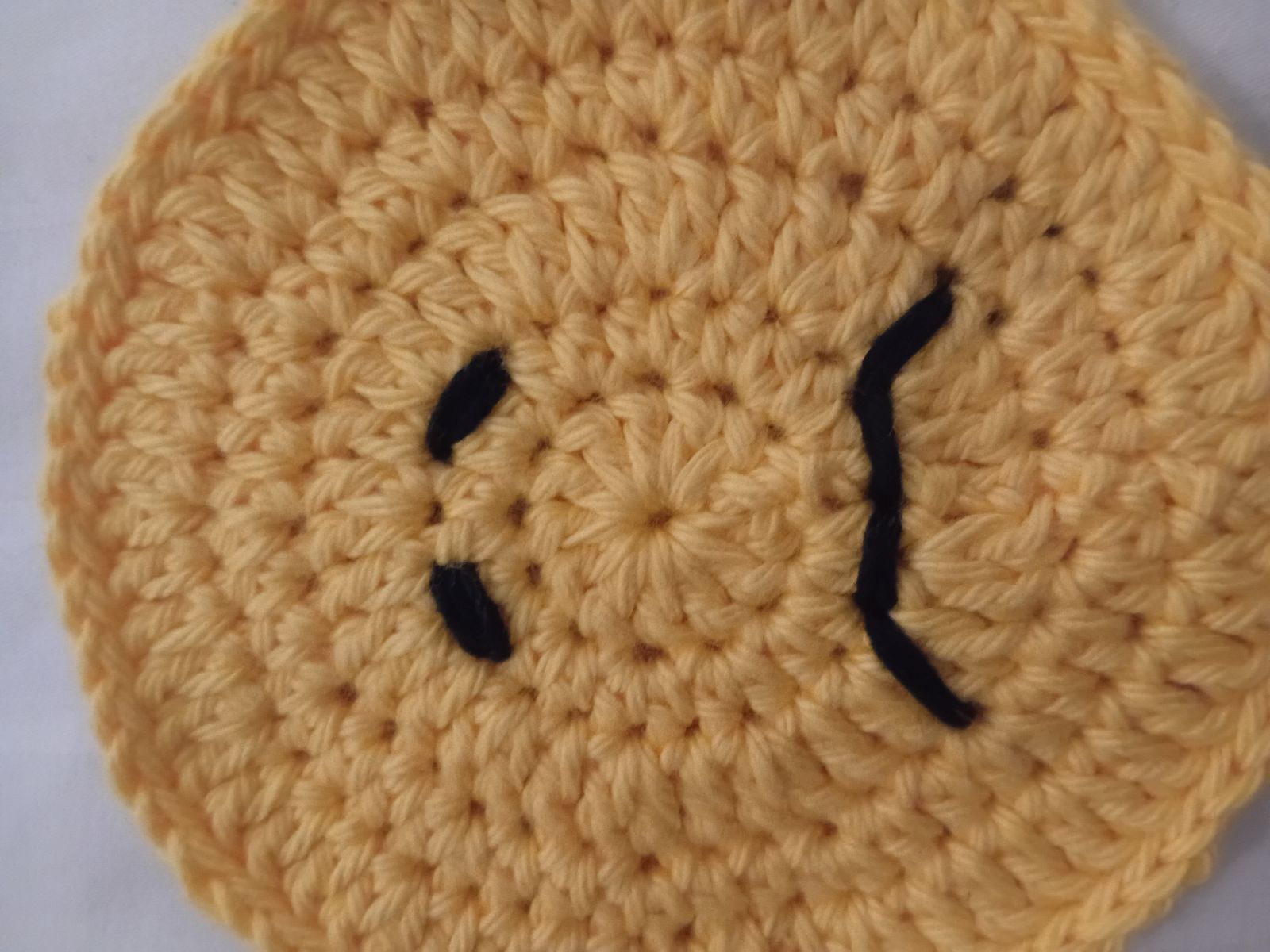 Blog-Inhaltsbild für 'Smiley häkeln: Happy or Sad? Kostenlose Anleitung für ein Emotion Türschild'