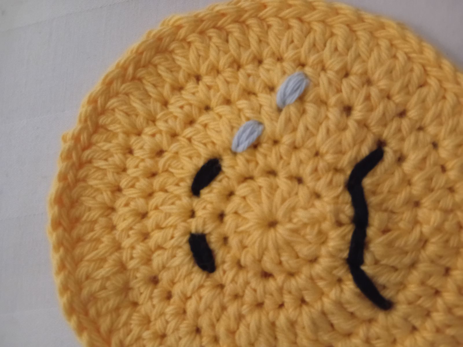 Blog-Inhaltsbild für 'Smiley häkeln: Happy or Sad? Kostenlose Anleitung für ein Emotion Türschild'