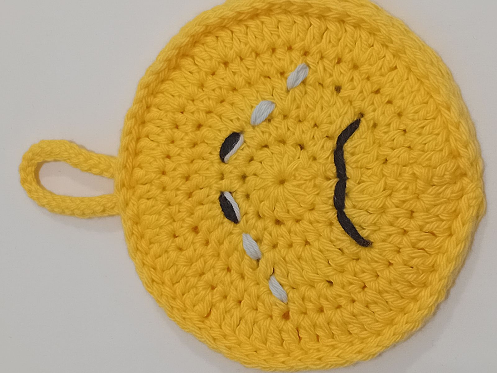 Blog-Inhaltsbild für 'Smiley häkeln: Happy or Sad? Kostenlose Anleitung für ein Emotion Türschild'