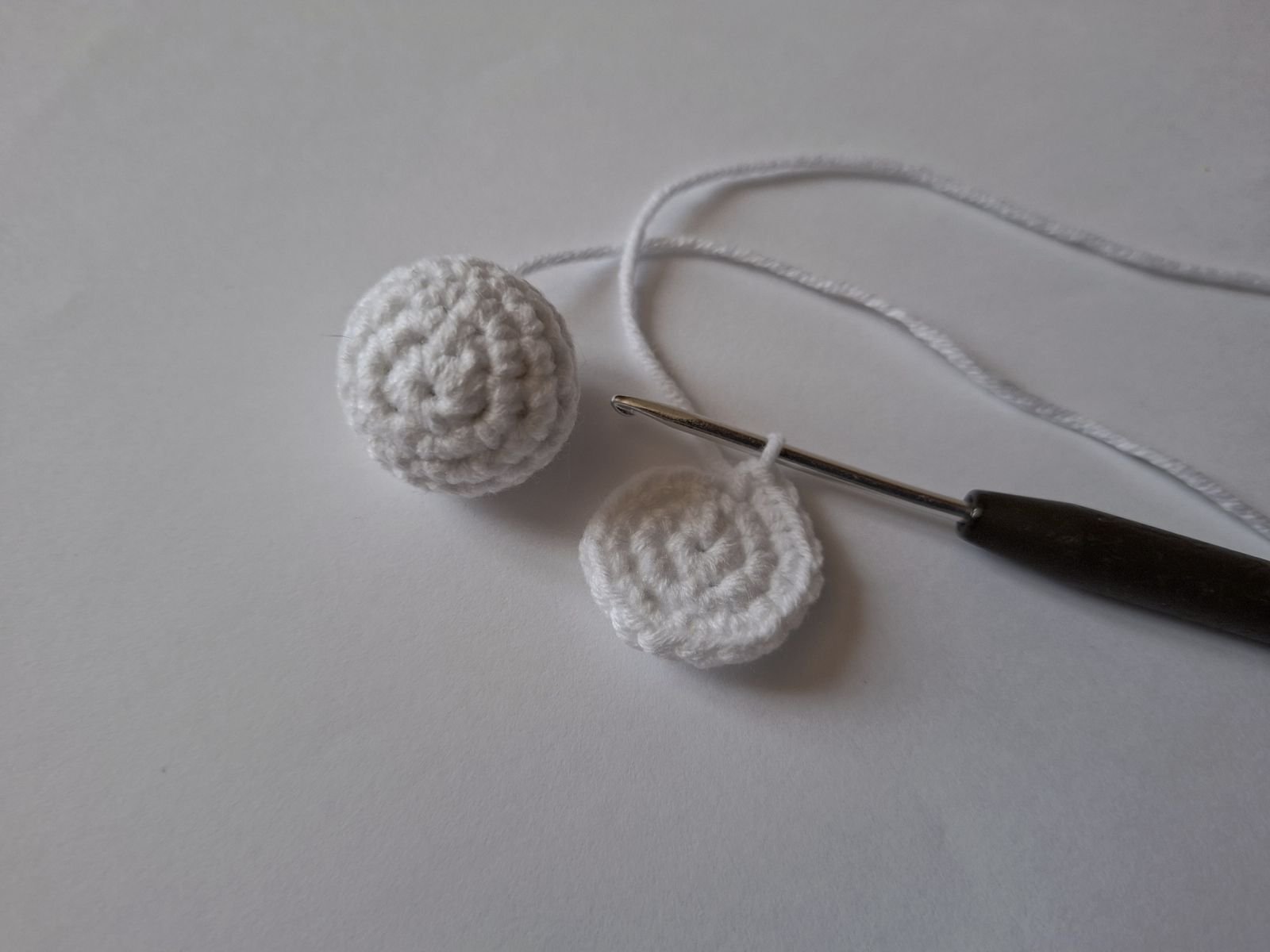 Blog-Inhaltsbild für 'Frosch mit Beuteltasche häkeln. Kostenlose Häkelanleitung'