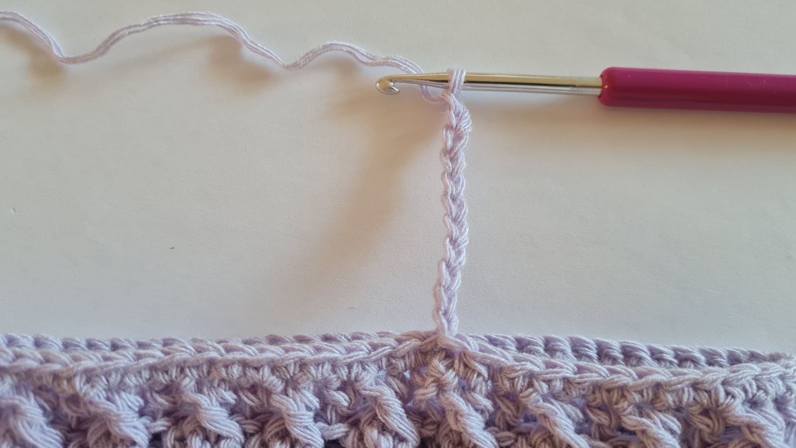 Blog-Inhaltsbild für '„Einfach verzopft“ Teil 2: So häkelst du die passenden Beinstulpen zu deiner Lieblingsmütze'