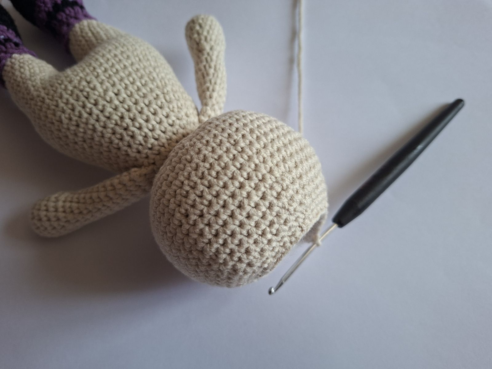 Blog-Inhaltsbild für 'Puppe häkeln. Kostenlose Häkelanleitung für Puppe mit Hasenmütze'