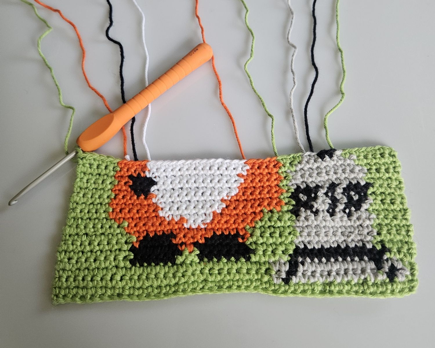 Blog-Inhaltsbild für 'Kostenlose Häkelanleitung für zwei Halloween-Wichtel als Dekoration.'