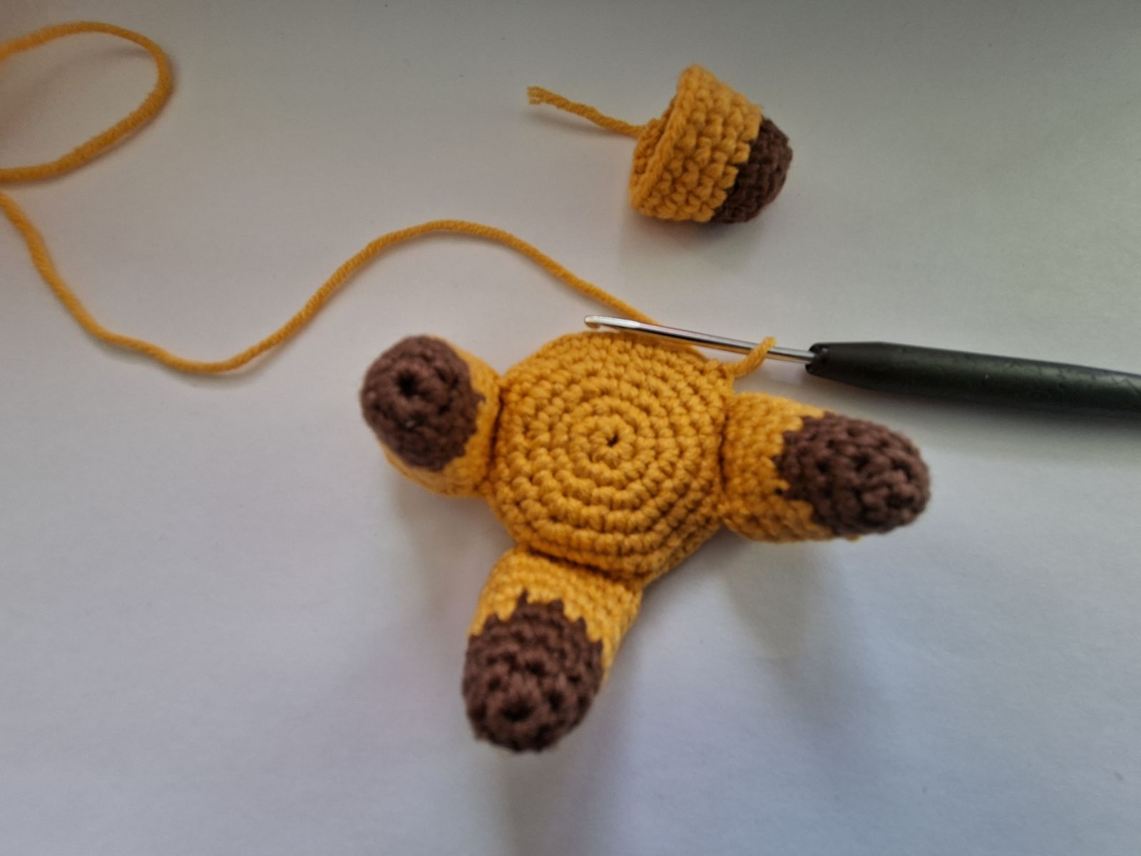 Blog-Inhaltsbild für 'Frosch mit Beuteltasche häkeln. Kostenlose Häkelanleitung'