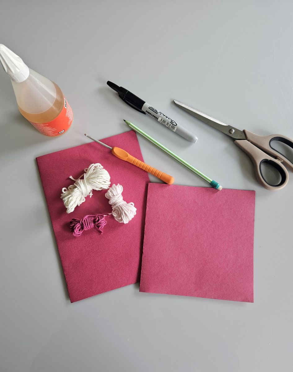 Blog-Inhaltsbild für 'Herzliche DIY Karte – Karte selber basteln mit kleinen Häkelherzen'