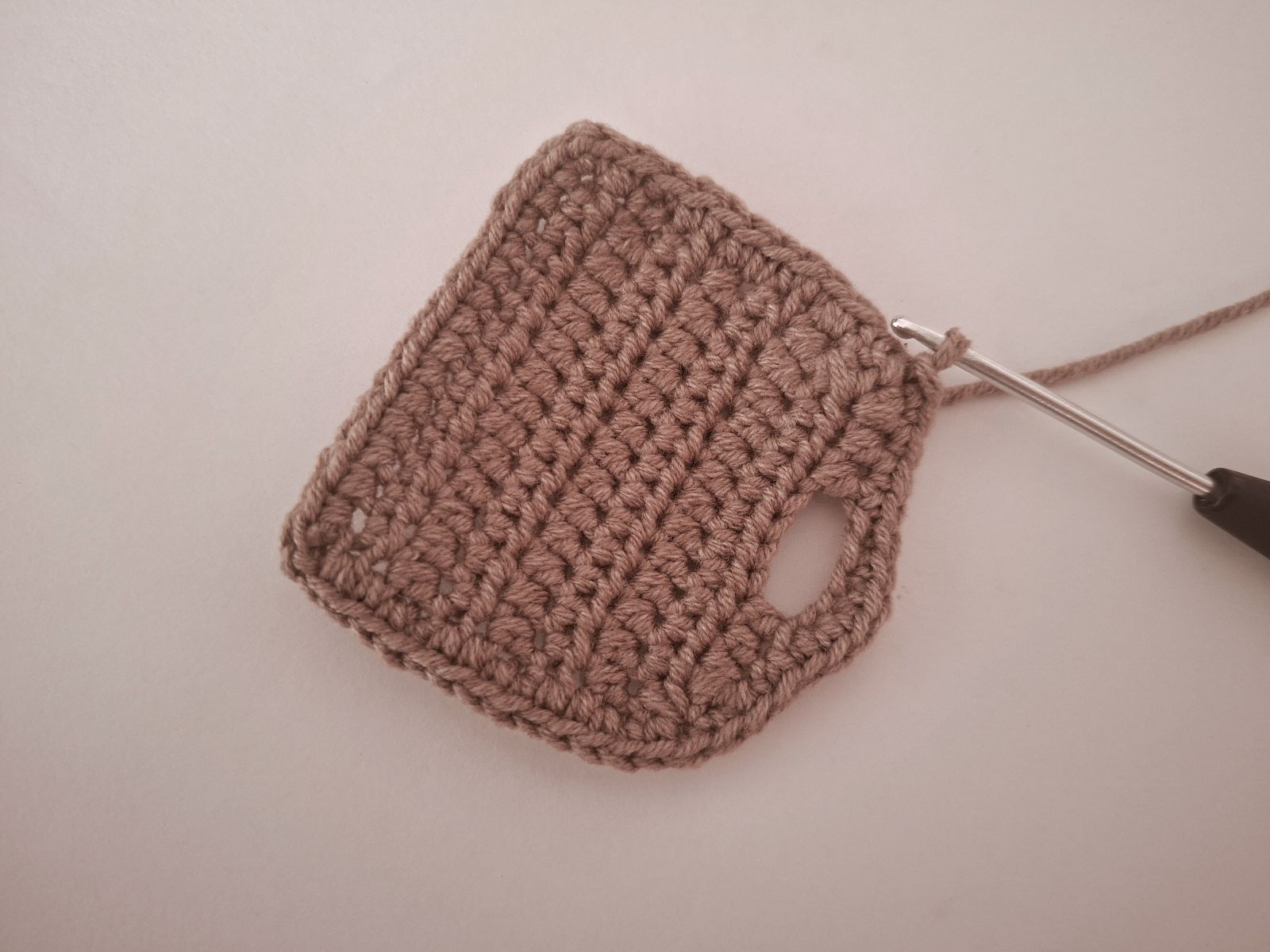 Blog-Inhaltsbild für 'Handytasche Häschen häkeln. Kostenlose Häkelanleitung'