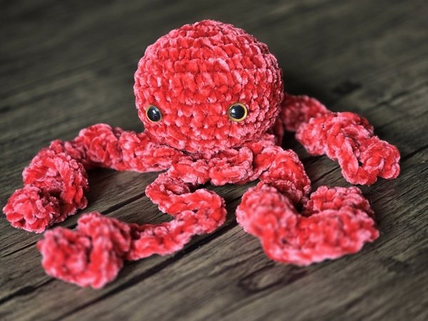 Blog-Inhaltsbild für 'Kostenlose Häkelanleitung für eine flauschige Krake'