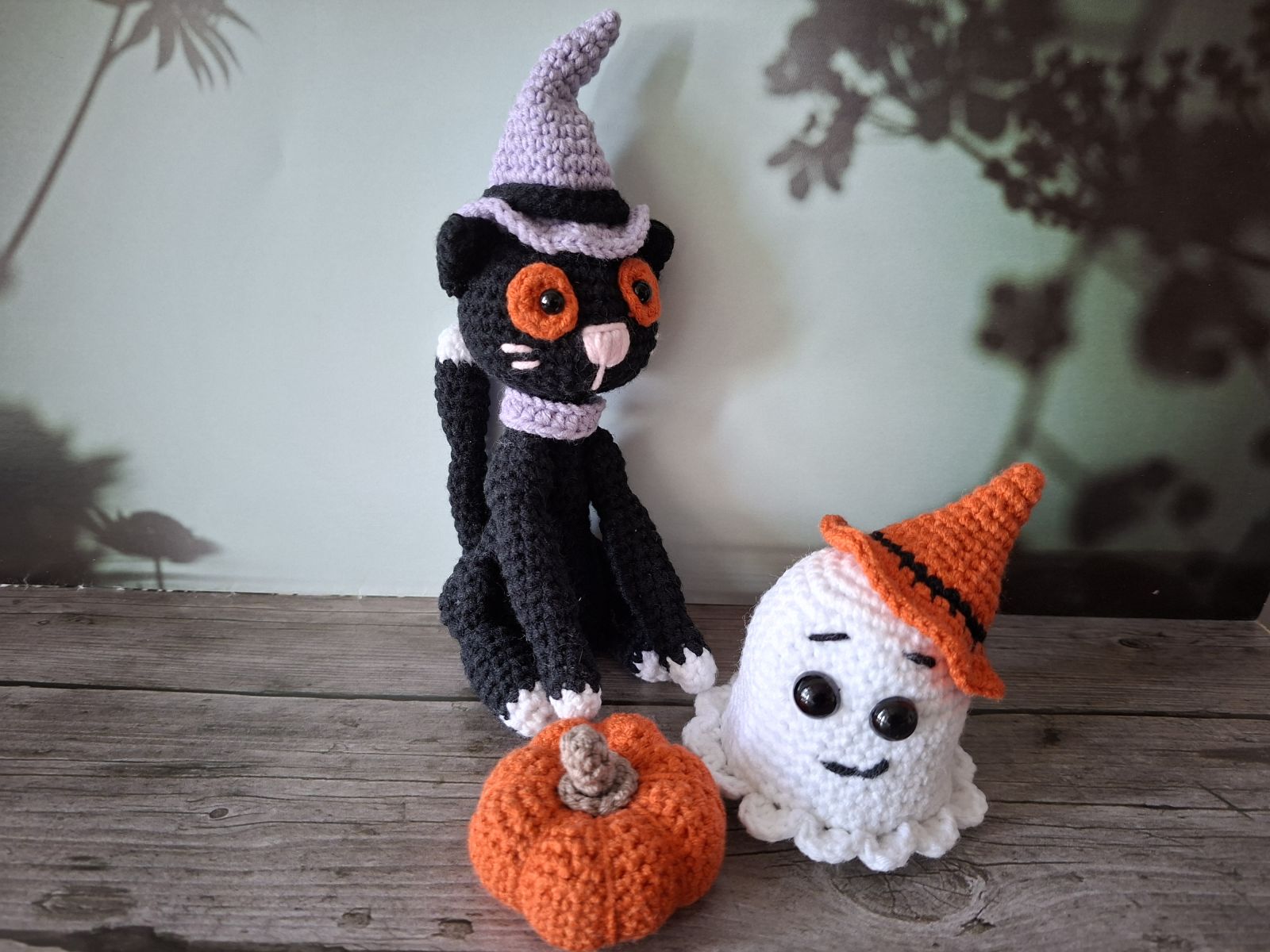 Blog-Inhaltsbild für 'Gratis Häkelanleitung für Halloween. Katze, Geist und Kürbis'