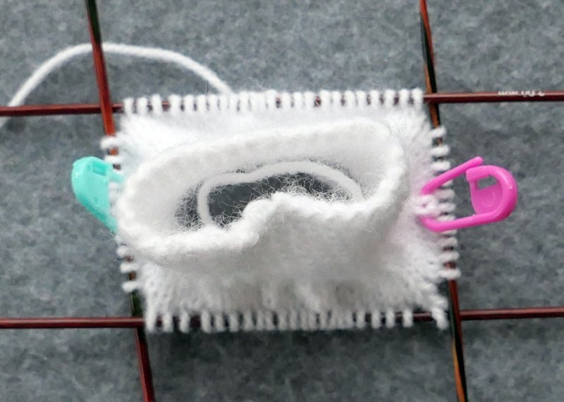 Blog-Inhaltsbild für 'Oversized-Minikleidchen für kleine Puppen - Kostenlose Strickanleitung'