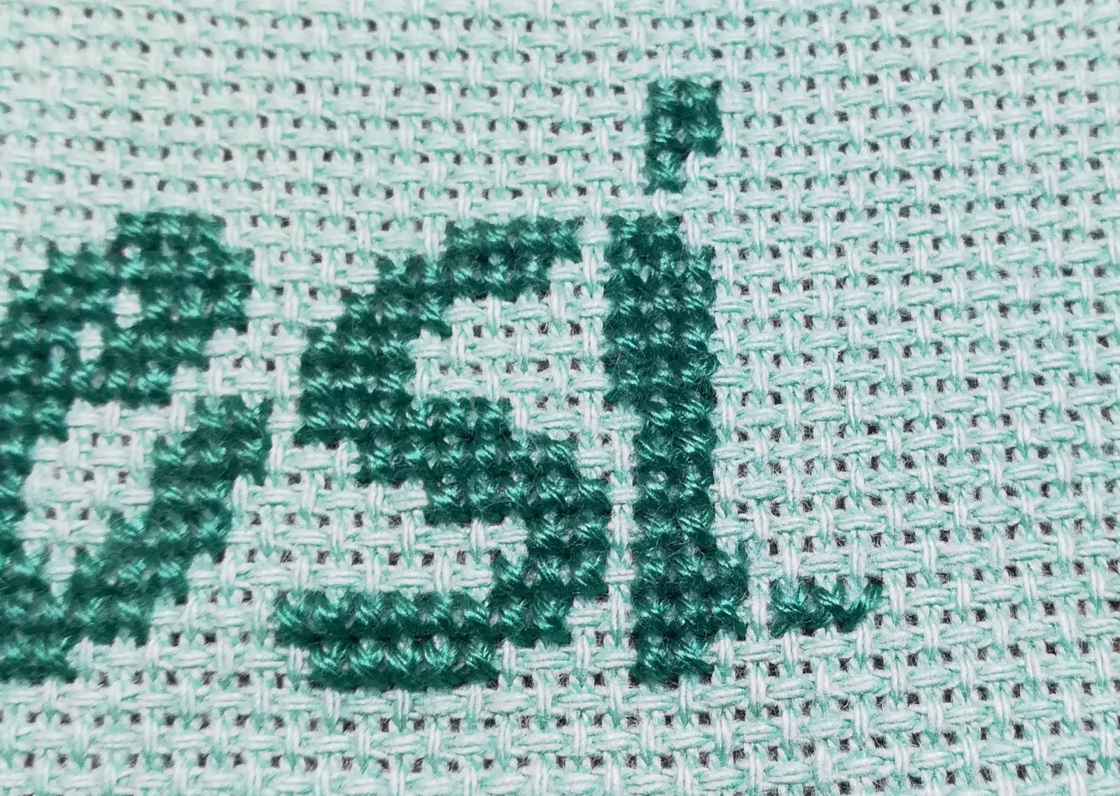 Blog-Inhaltsbild für 'Besticke mit mir ein Lätzchen und lerne dabei den Kreuzstich - Tutorial für Anfänger*innen inkl gratis Stickvorlage "Food Designer" und  "Designerin"'