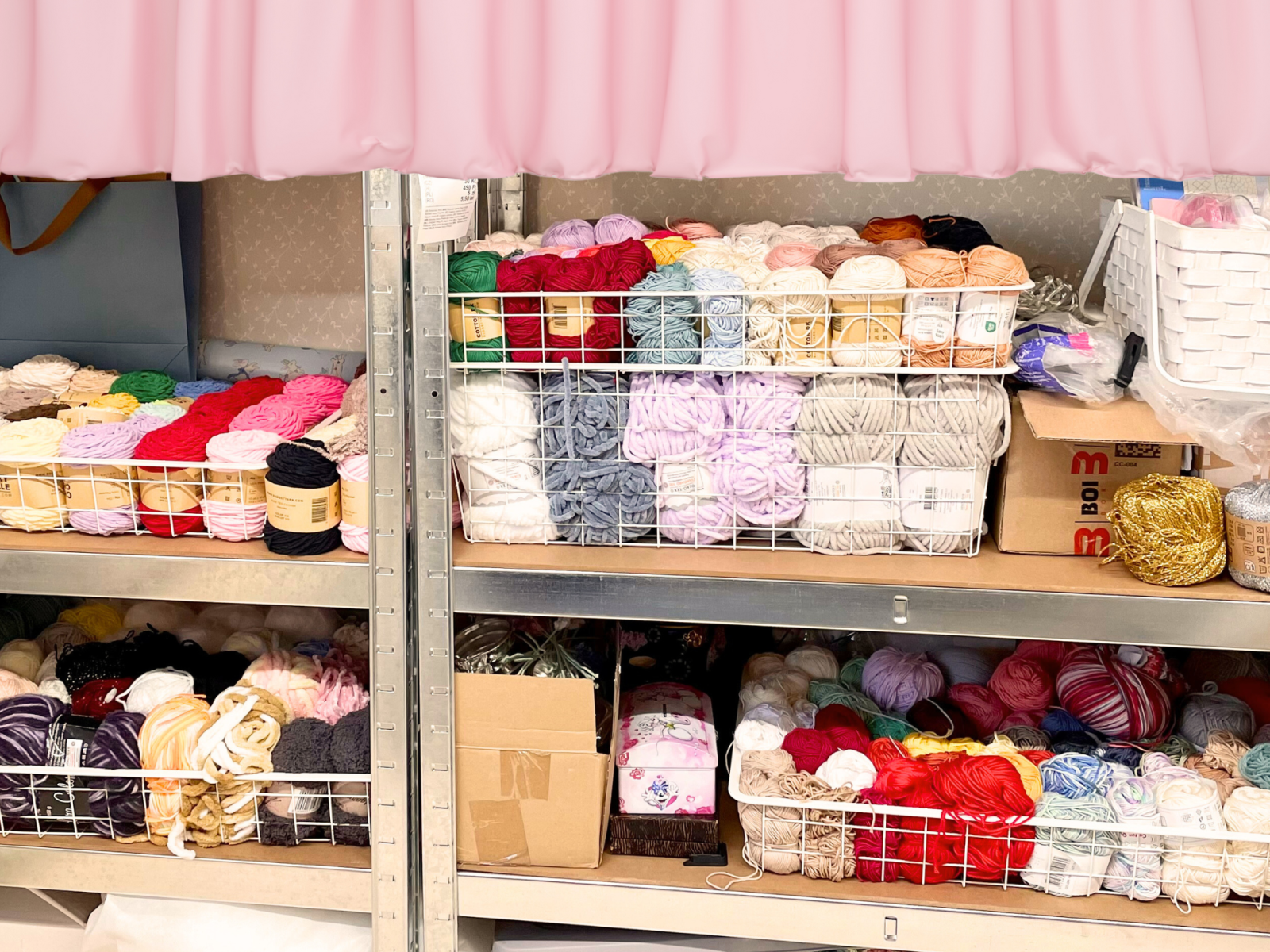 Blog-Inhaltsbild für 'So organisierst du deine Häkelprojekte – Tipps für Ordnung & Übersicht'