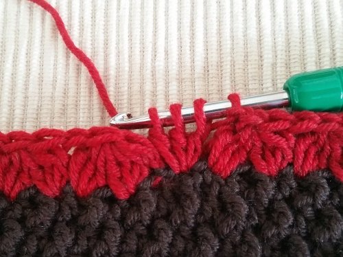 Blog-Inhaltsbild für 'Kostenlose Häkelanleitung: Feminine Slouchy-Mütze'