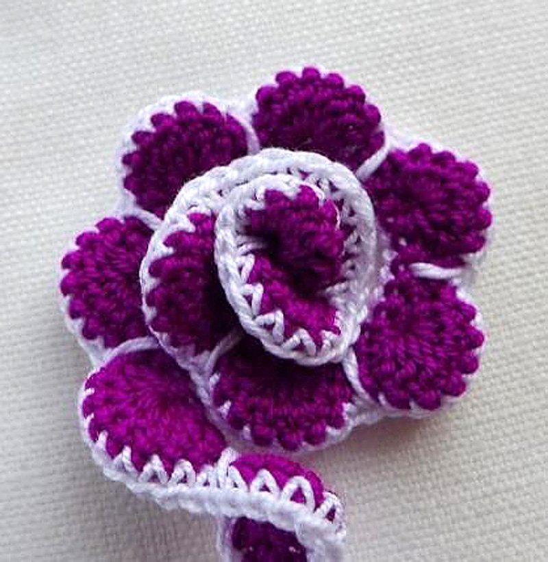 Blog-Inhaltsbild für 'Kostenlose Häkelanleitung: 3D-Blüten mit und ohne Perlen häkeln'