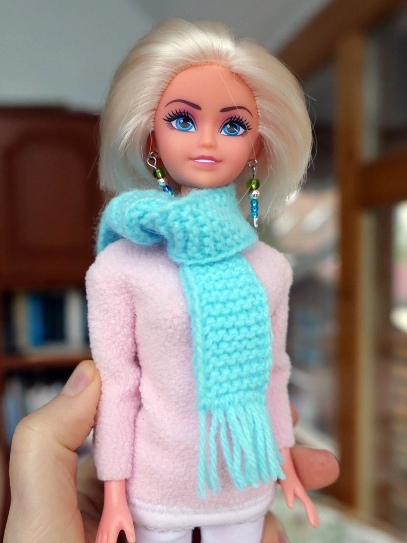 Blog-Inhaltsbild für 'Schal und Mütze für kleine Modepuppen - Kostenlose Strickanleitung'