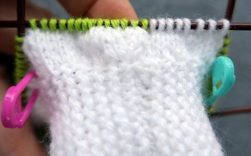 Blog-Inhaltsbild für 'Oversized-Minikleidchen für kleine Puppen - Kostenlose Strickanleitung'