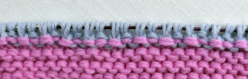 Blog-Inhaltsbild für 'Die weichste Babydecke der Welt im Mustermix - Kostenlose Strickanleitung'