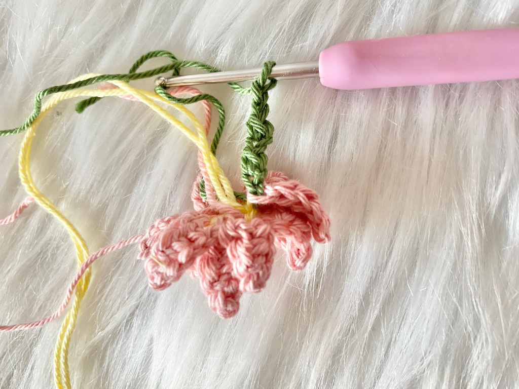 Blog-Inhaltsbild für 'Blumenmädchen Noemi trifft Biene Bea, kostenlose Häkelanleitung von Wolldiamant'