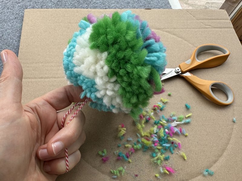 Blog-Inhaltsbild für 'Basteln mit Kindern: Spielbälle aus Filzwollresten fertigen'