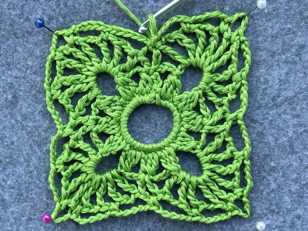 Blog-Inhaltsbild für 'Verspieltes Duftkissen oder Deko aus Garnresten - Kostenlose Häkelanleitung'