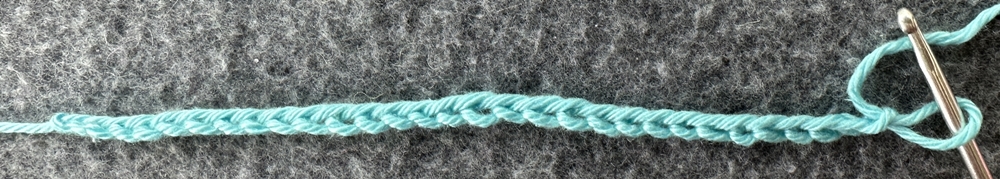 Blog-Inhaltsbild für 'Dekorativer Anhänger aus bunten Garnresten - Kostenlose Häkelanleitung'