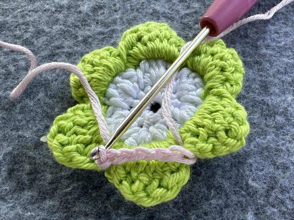 Blog-Inhaltsbild für '3D-Blüte - Schnell aus Garnresten gehäkelt'