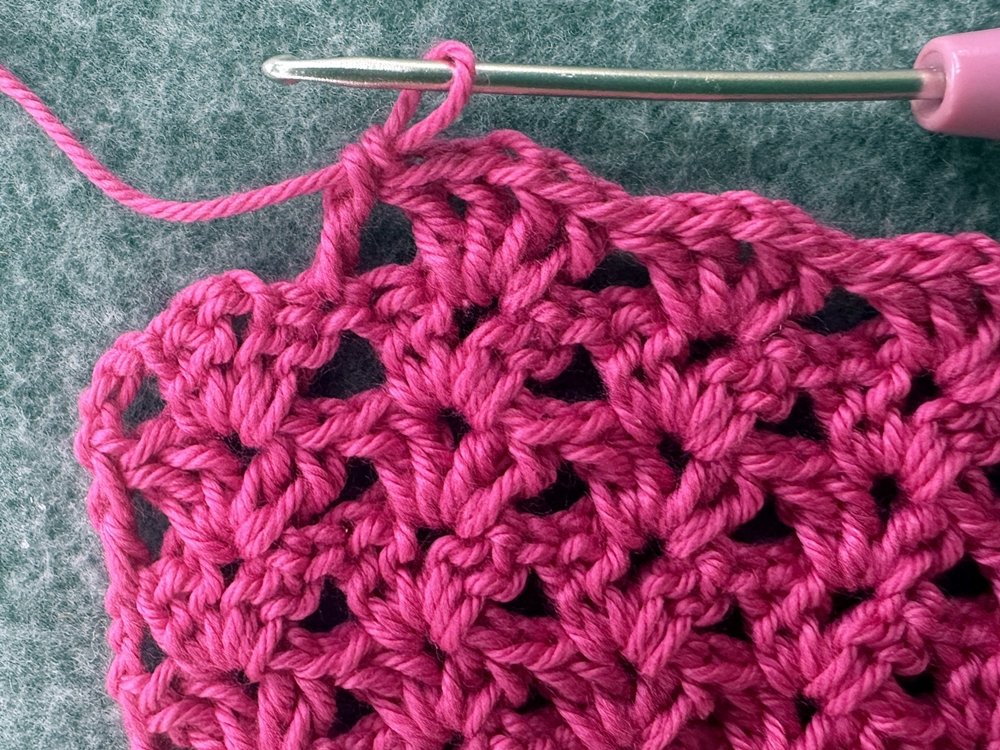 Blog-Inhaltsbild für 'Überrock oder Cape für kleine Puppen häkeln  – kostenlose Häkelanleitung'