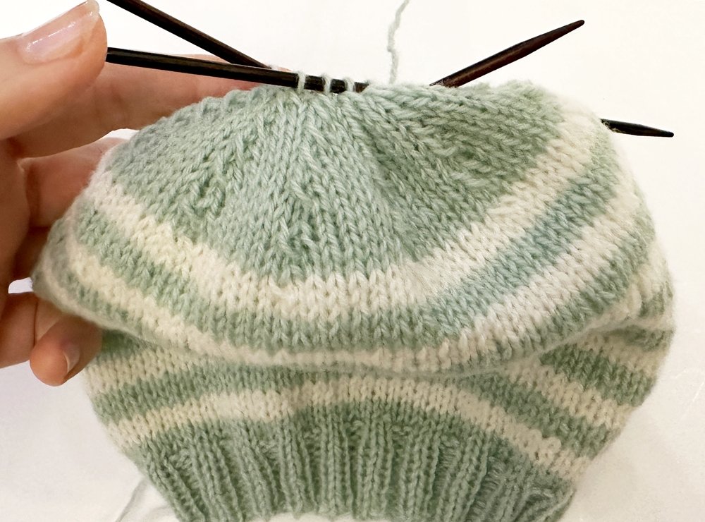 Blog-Inhaltsbild für 'Strickanleitung Babymützen in zeitlosem Design'