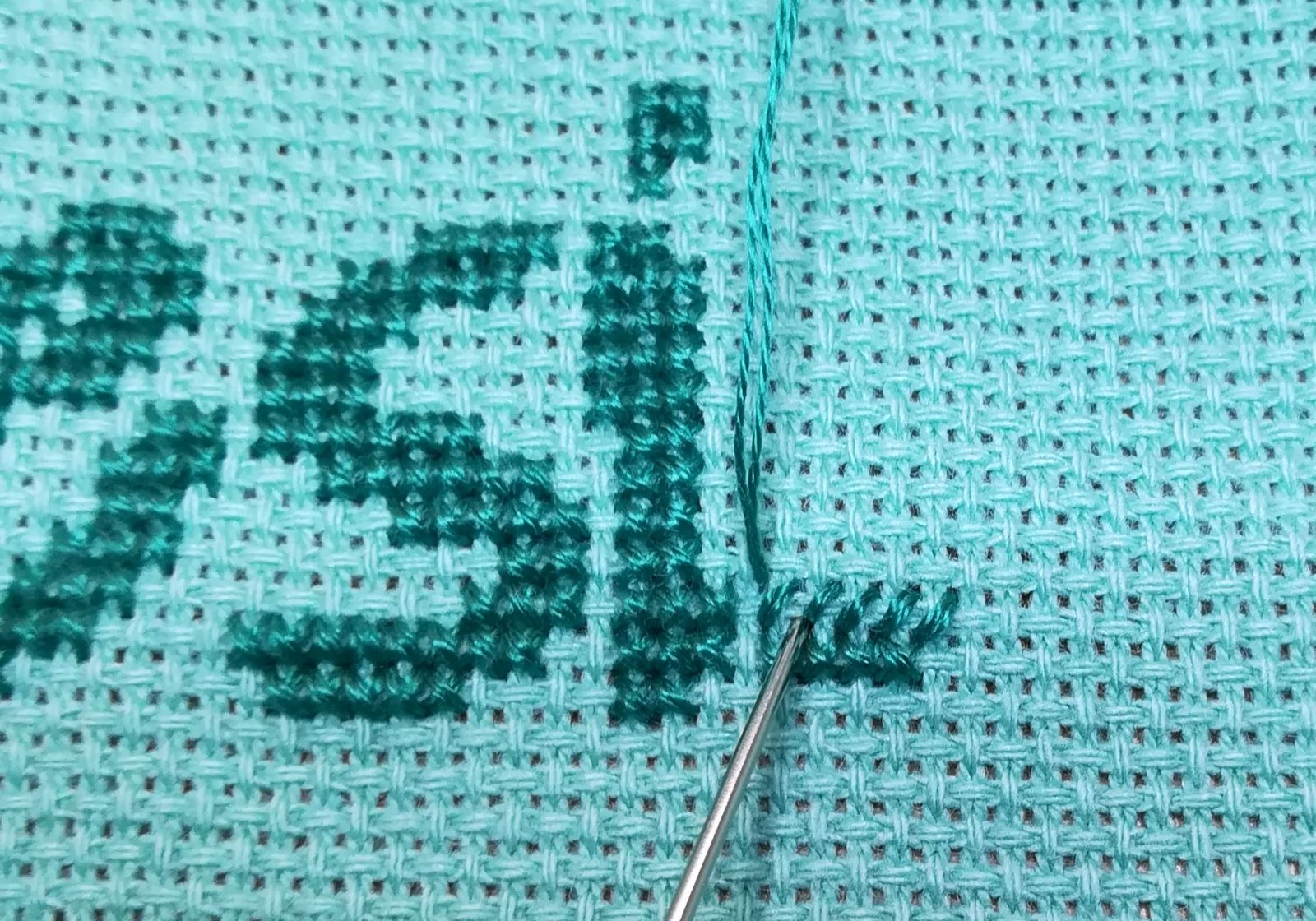 Blog-Inhaltsbild für 'Besticke mit mir ein Lätzchen und lerne dabei den Kreuzstich - Tutorial für Anfänger*innen inkl gratis Stickvorlage "Food Designer" und  "Designerin"'