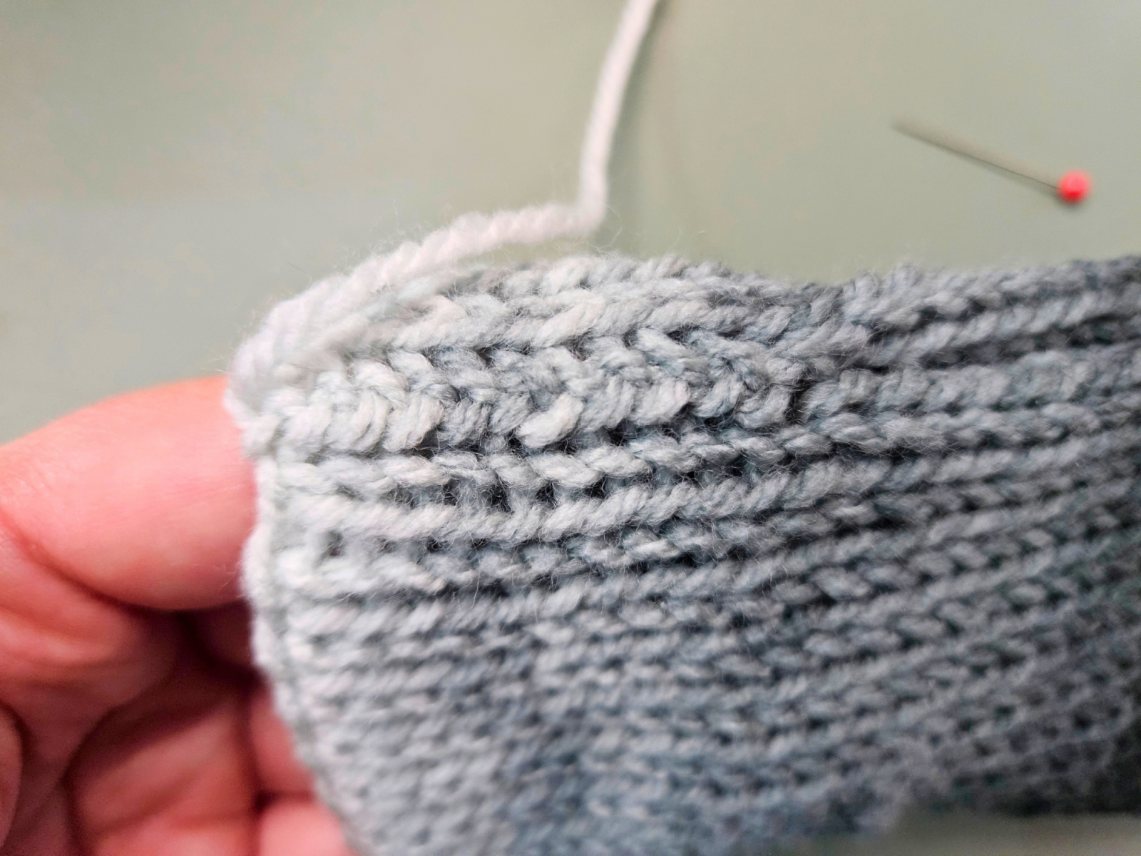 Blog-Inhaltsbild für 'Armstulpen mit Daumenloch auf der Addi Express Kingsize stricken'