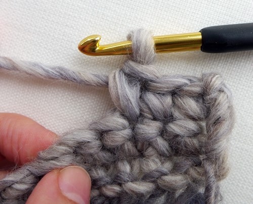 Blog-Inhaltsbild für 'Kostenlose Strickanleitung für Anfänger: Schalkragen 1 x fix gestrickt + 3 x anders raffiniert tragbar!'