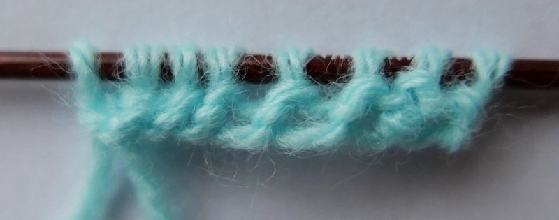 Blog-Inhaltsbild für 'Schal und Mütze für kleine Modepuppen - Kostenlose Strickanleitung'