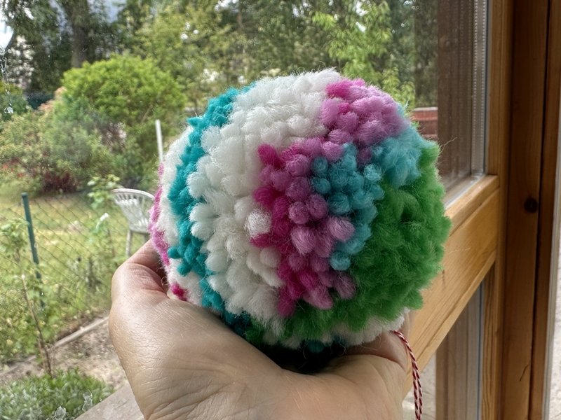 Blog-Inhaltsbild für 'Basteln mit Kindern: Spielbälle aus Filzwollresten fertigen'