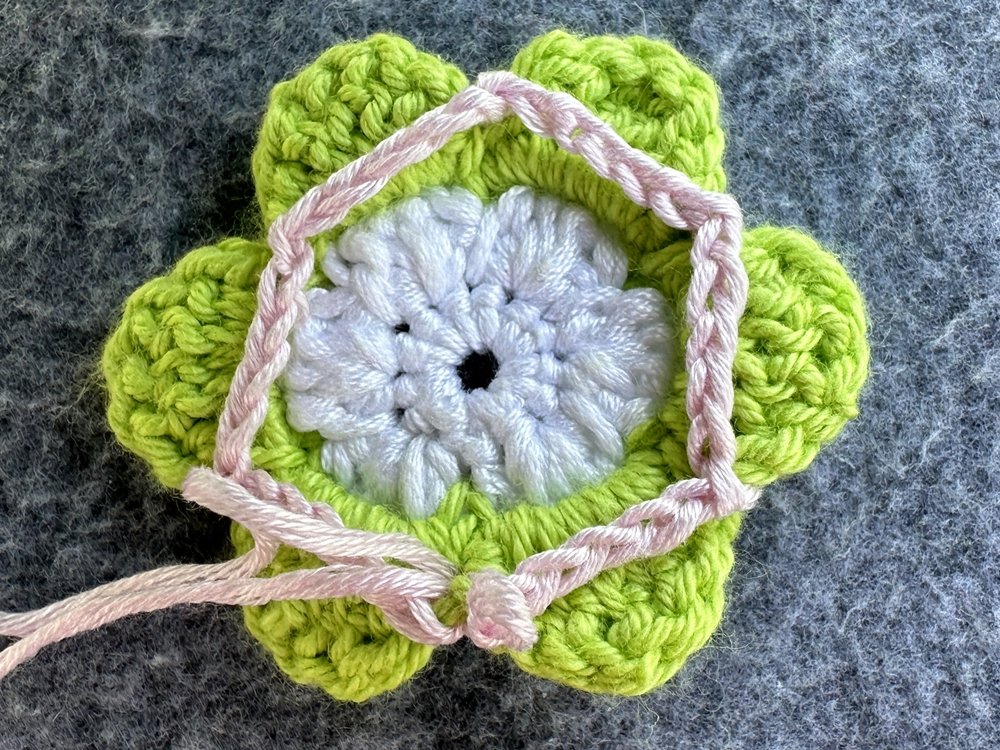 Blog-Inhaltsbild für '3D-Blüte - Schnell aus Garnresten gehäkelt'